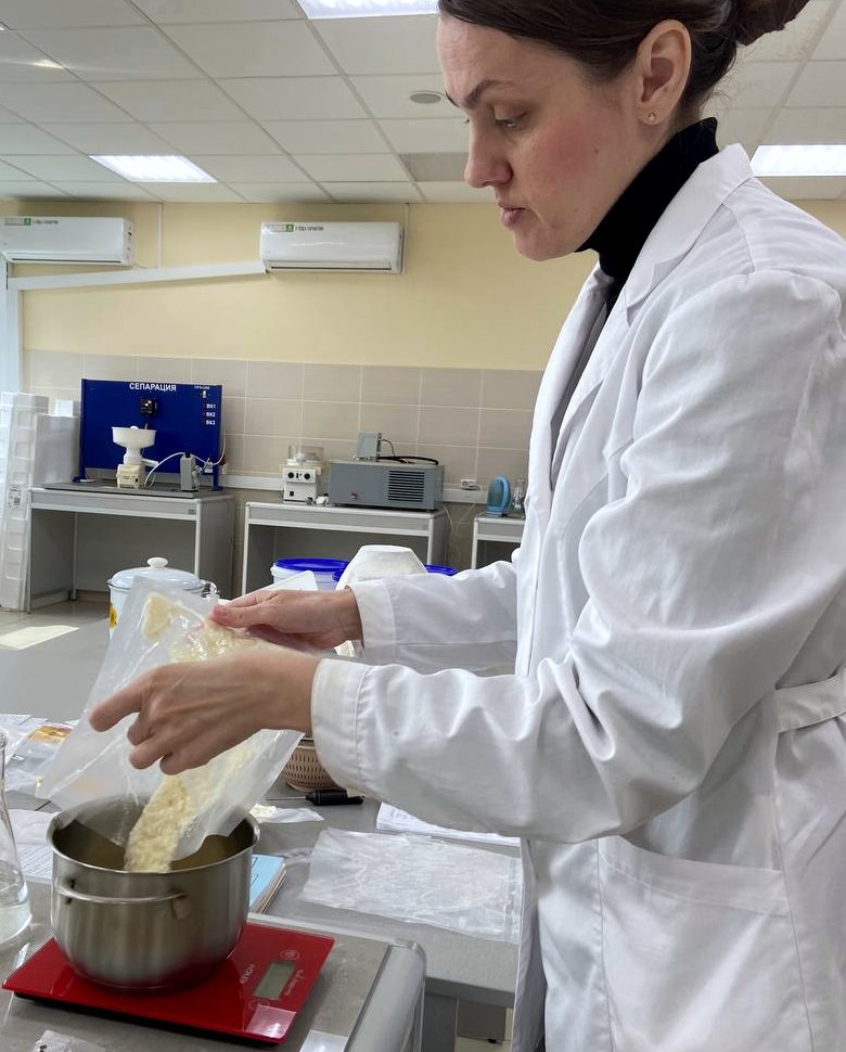 Сотрудница ООО «БИОБЕЛОК» взвешивает сухой молочно-белковый полуфабрикат в лаборатории